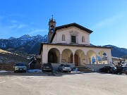 13 La bella chiesa di Valpiana con alle spalle l'Alben